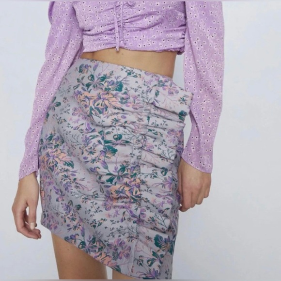 Zara Women’s Floral Feminine Flirty Ruched Ruffle Mini Skirt Size Medium - Picture 2 of 5